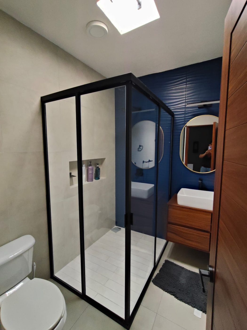 Cancel de baño con perfil negro fabricado e instalado por Vidrios y Aluminios VA