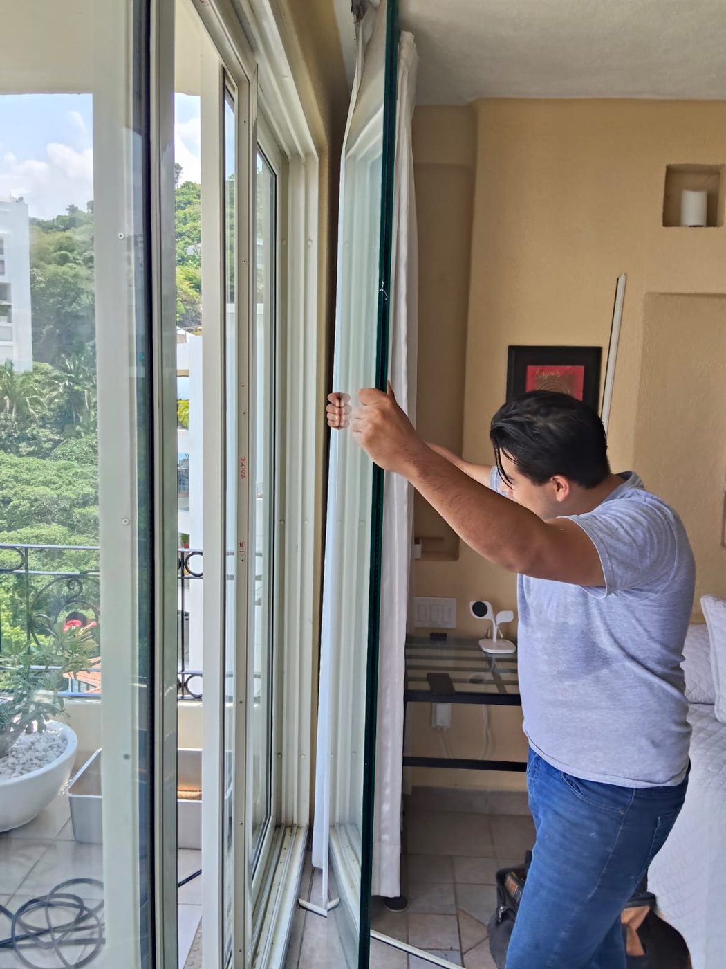 Técnico de Vidrios y Aluminios VA colocando un cristal en un departamento de Puerto Vallarta