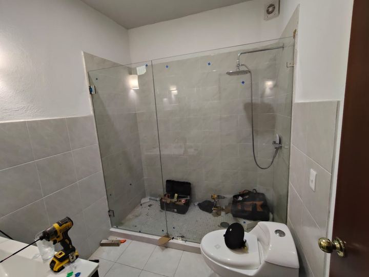 Instalación de cancel de baño en vidrio templado