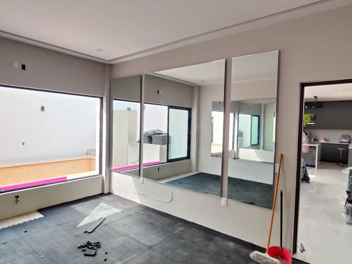 Espejos de piso a techo instalados en muro completo