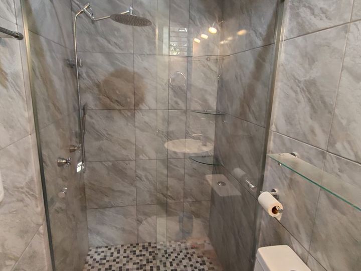 Cancel de baño con perfil cromado y vidrio templado