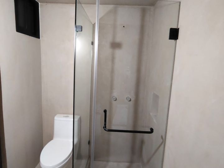 Cancel de baño con herrajes negros y vidrio templado