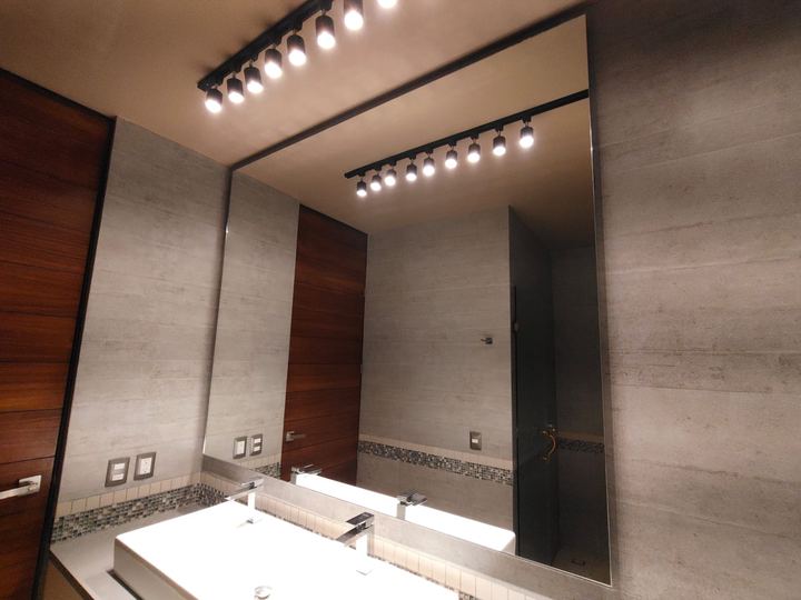 Espejo de gran formato en baño con tina