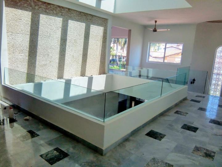 Barandal de vidrio templado en balcón interior a doble altura