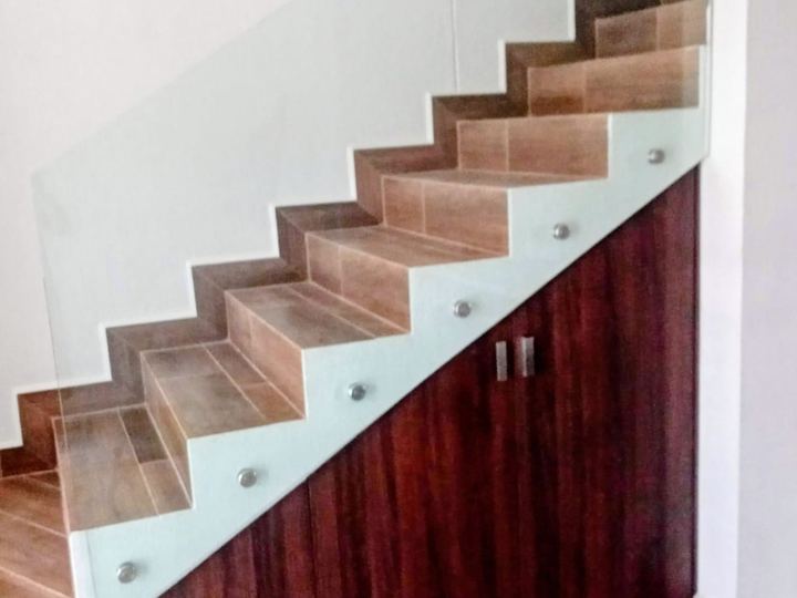 Barandal de vidrio esmerilado en escalera