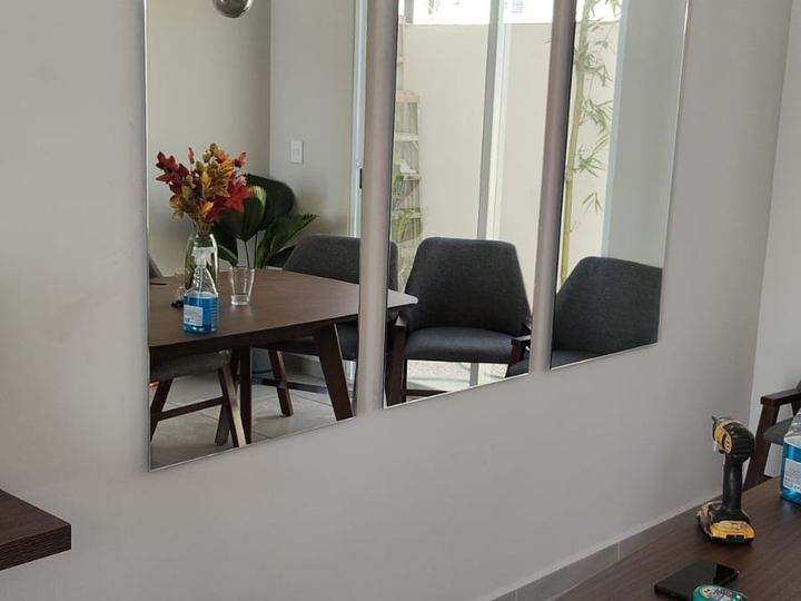 Espejos en tríptico sobre muro de comedor