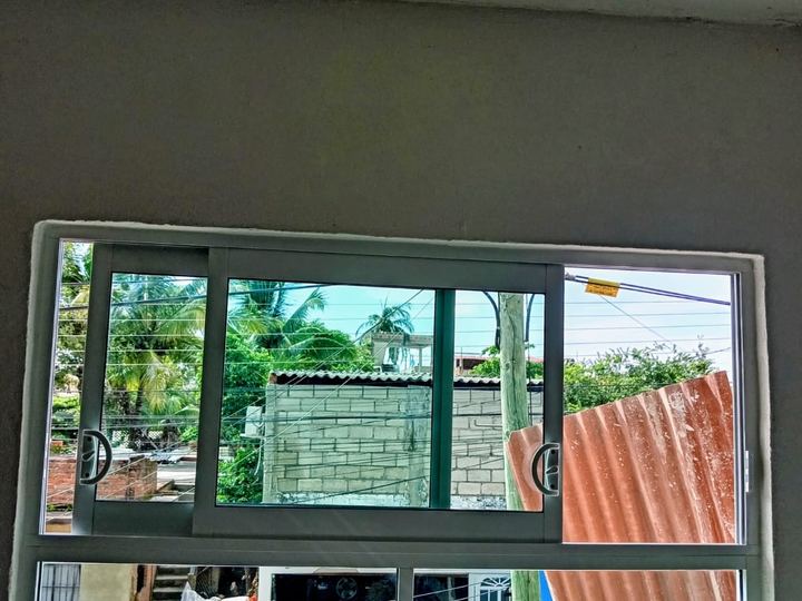 Ventana corrediza de aluminio con fijo inferior en cocina