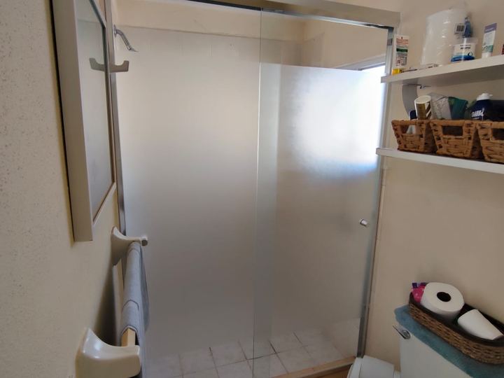 Cancel de baño en área compacta con vidrio templado