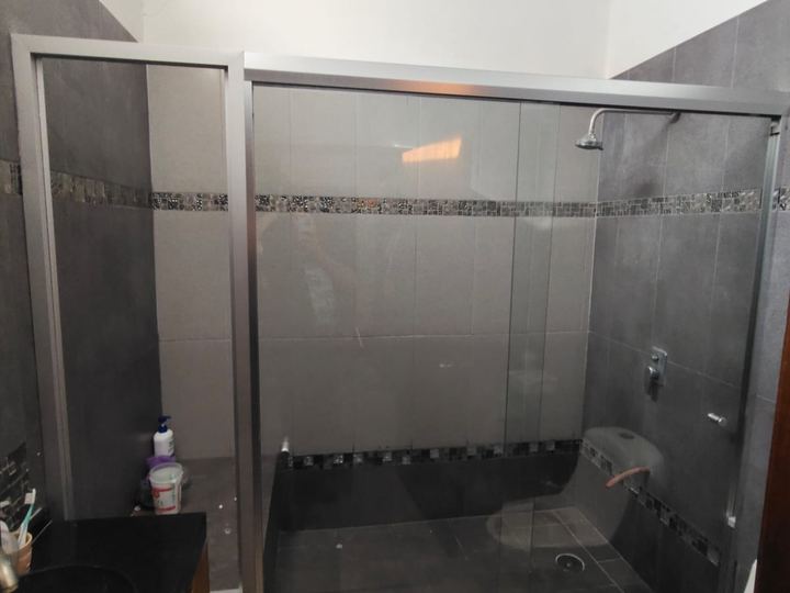 Cancel de baño corredizo con perfil cromado