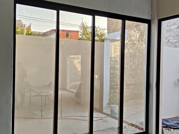 Puerta corrediza de aluminio negro con vidrio