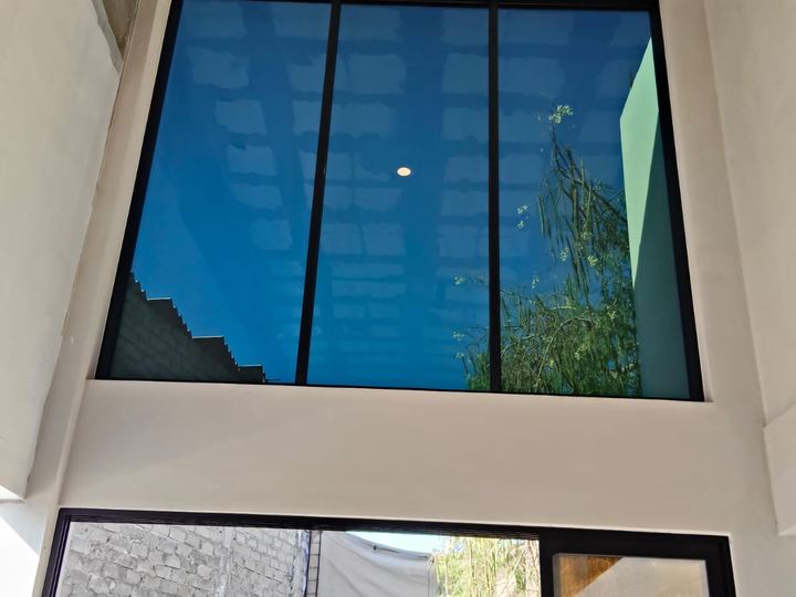 Domo de vidrio templado que ilumina el interior de una vivienda