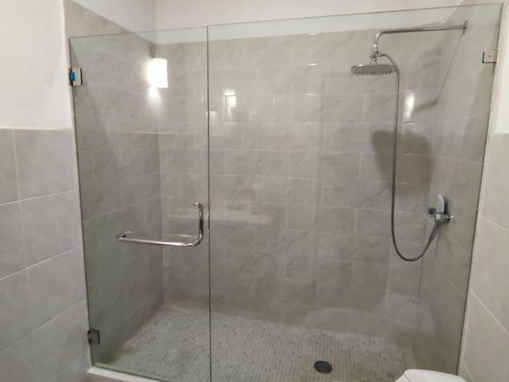 Cancel de baño fijo con puerta en vidrio templado