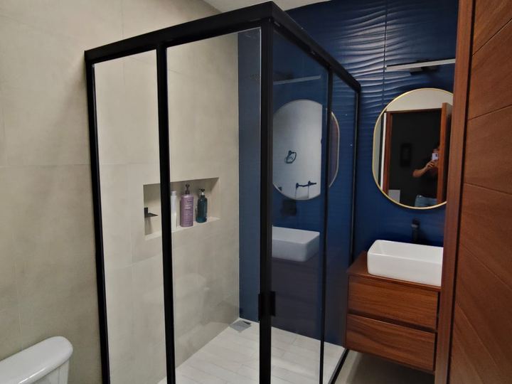 Cancel de baño con perfil negro y vidrio templado