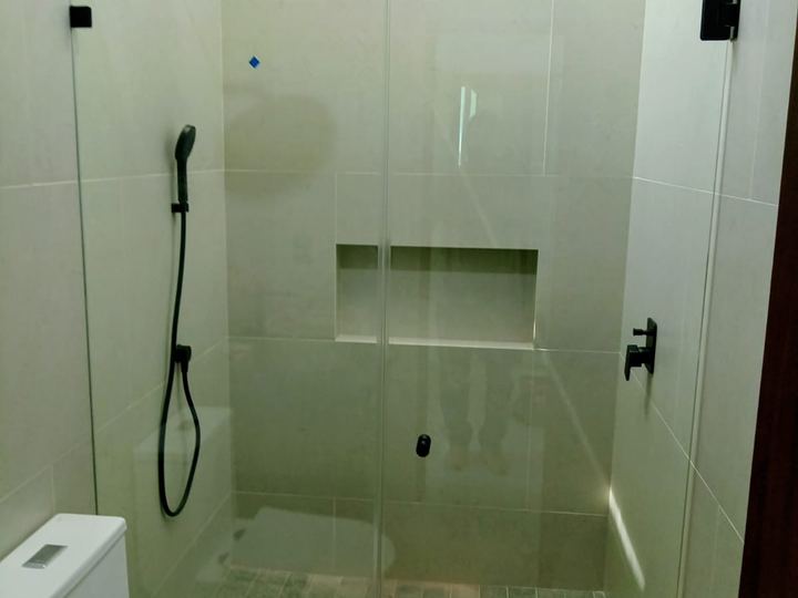 Cancel de baño con herrajes negros y vidrio templado