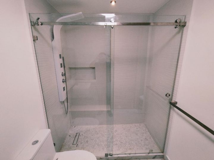 Cancel de baño corredizo con herrajes de acero inoxidable