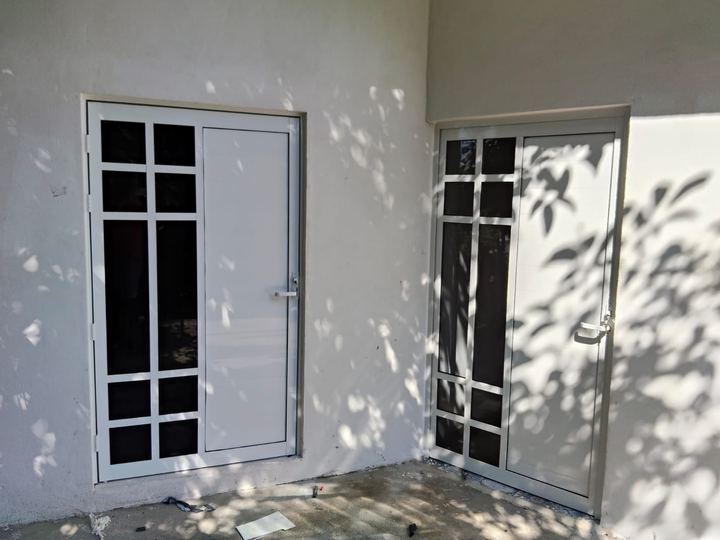 Puertas de entrada de aluminio blanco con vidrio en cuadrícula