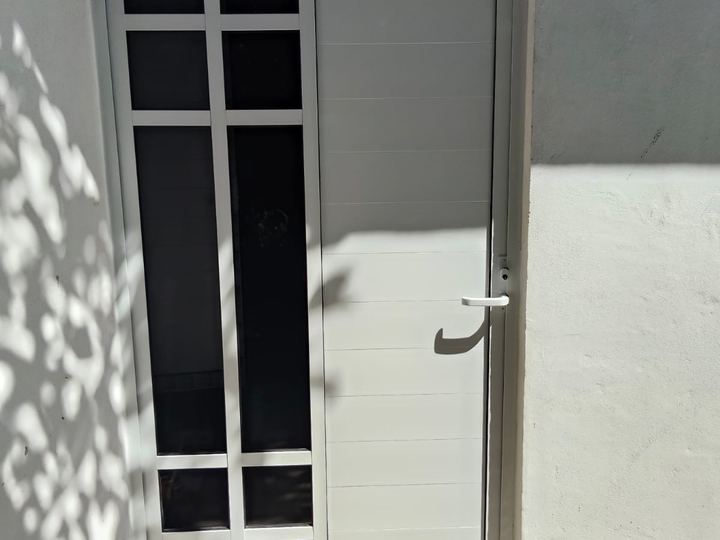 Puerta de entrada de aluminio blanco con vidrio en cuadrícula