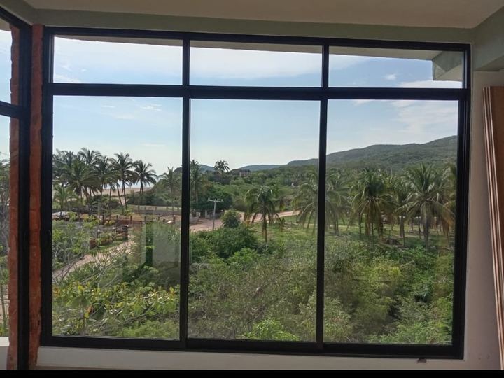Ventanal fijo de aluminio negro con vista a la sierra en Mayto