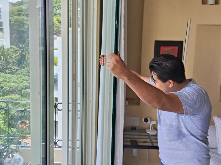 Cambio de vidrio en ventana de departamento con vista a la bahía