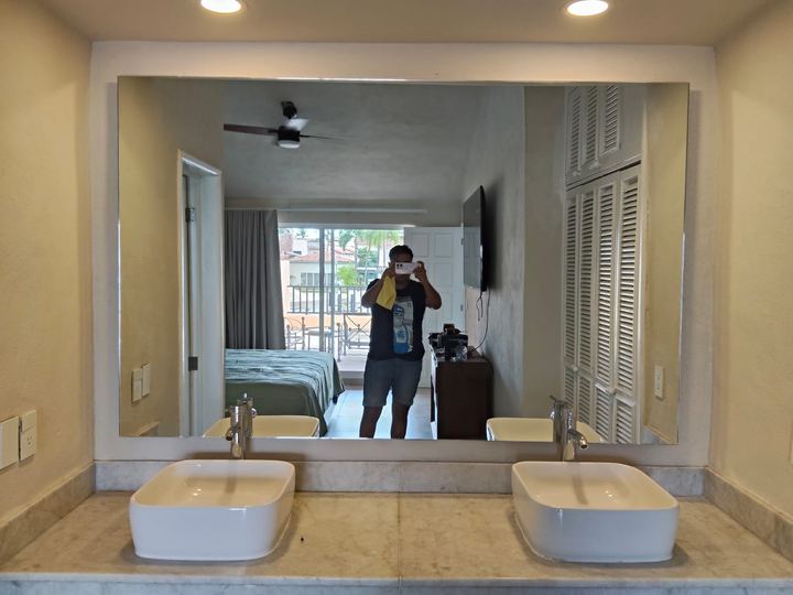 Espejo de gran formato sobre doble lavabo