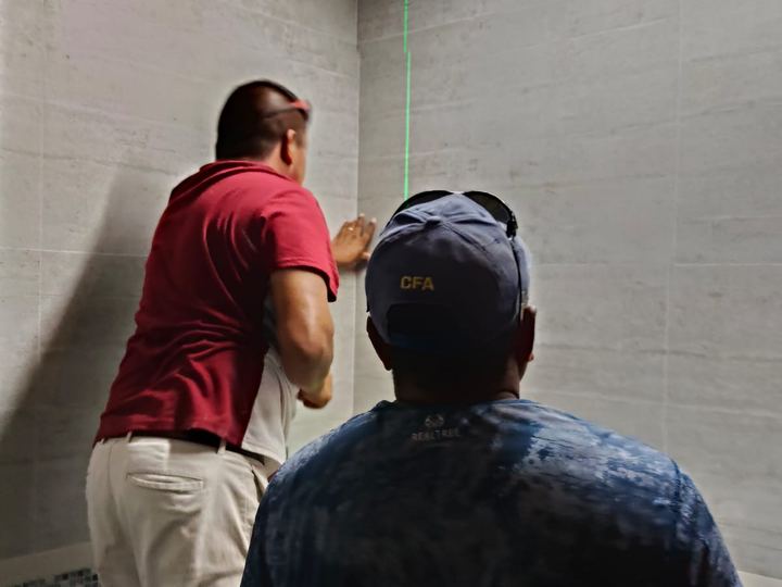 Instalación de espejo a medida con nivel láser