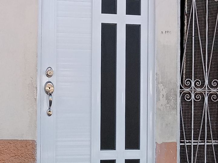 Puerta de entrada de aluminio blanco con vidrio en cuadrícula