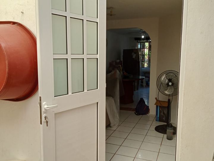 Puerta de aluminio blanco con vidrio esmerilado en cuadrícula