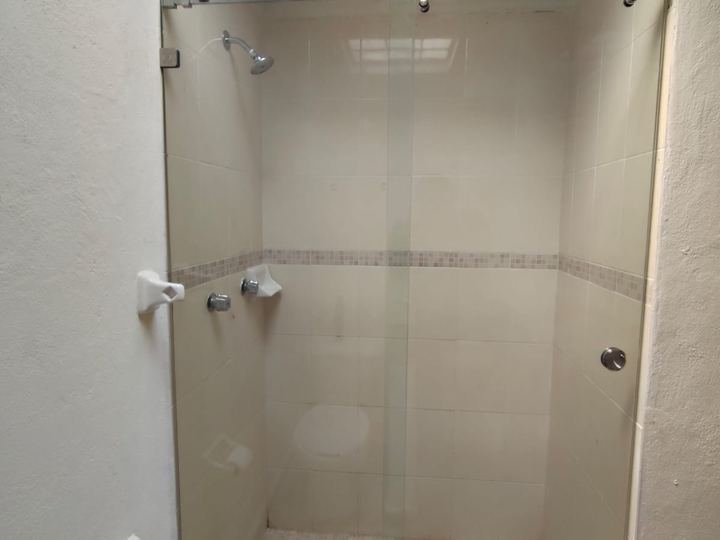 Cancel de baño con sistema Bacalar y vidrio templado