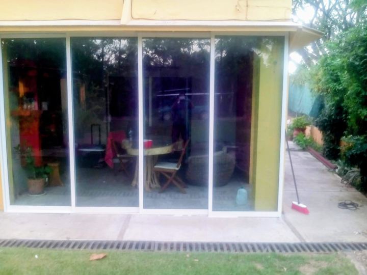 Cancel corredizo de aluminio blanco de cuatro hojas hacia el jardín
