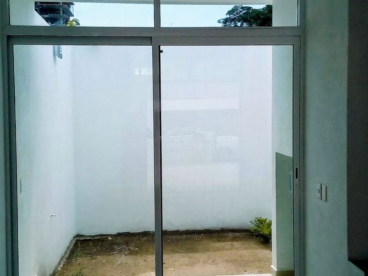 Cancel corredizo de aluminio blanco con fijo superior hacia el patio