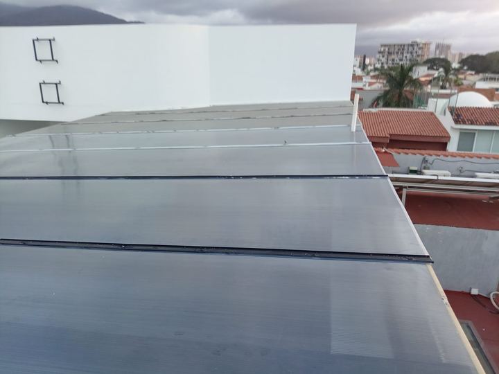 Techado de policarbonato en azotea con vista a la ciudad
