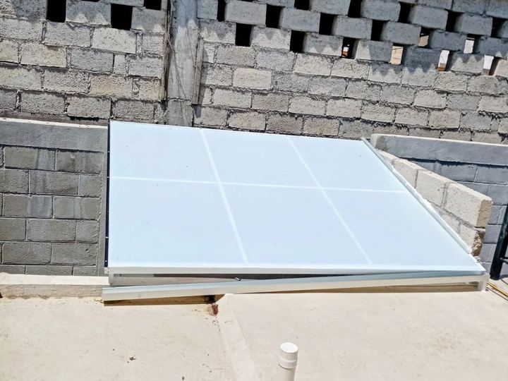 Domo plano con estructura de aluminio sobre patio
