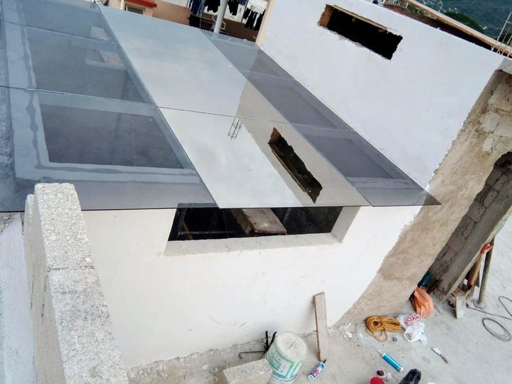 Domo de vidrio polarizado sobre cubo de escalera