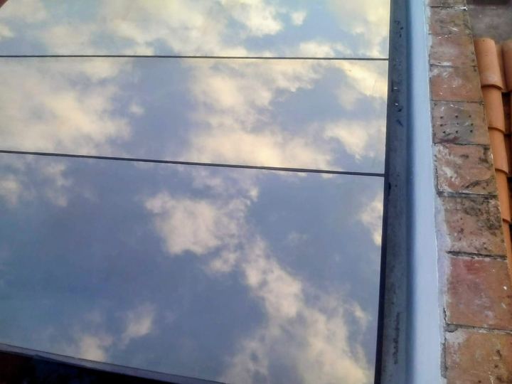 Domo de vidrio reflejando el cielo
