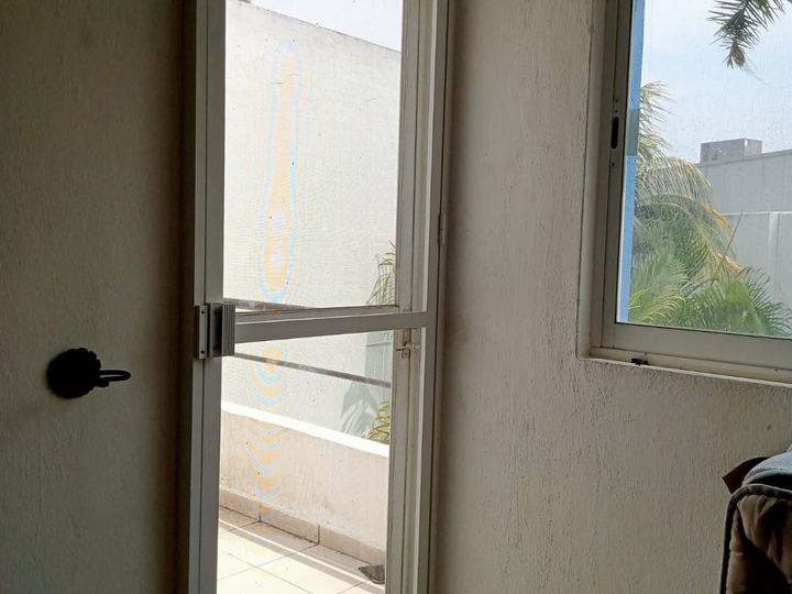 Mosquitero abatible en puerta de terraza con ventana protegida