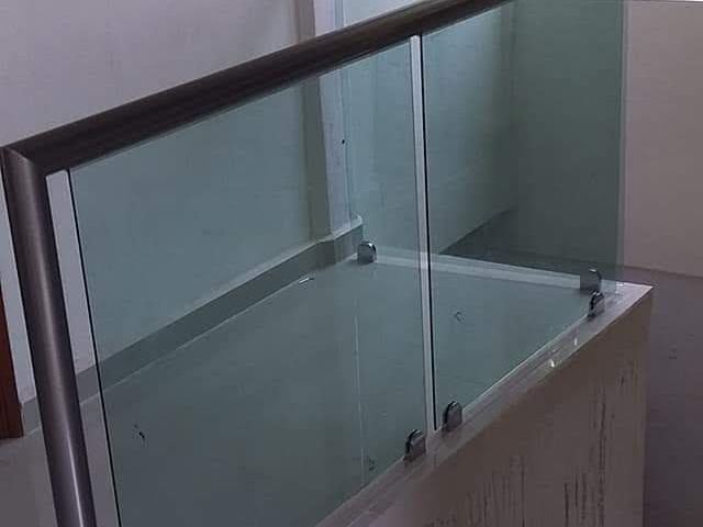 Barandal de vidrio templado con pasamanos de acero inoxidable